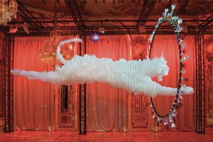 7 M GALANTE & T LANCMAN. « Tiger Cloud » Installation, tigre composé de 2500 feuilles de tulle, Baccarat, Paris 2009 © Tal Lancman.