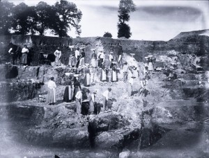 Carriere de kaolin l'extraction, Haute-Vienne, debut du XXe siecle © Manufacture Royal Limoges. Musee national Adrien Dubouche