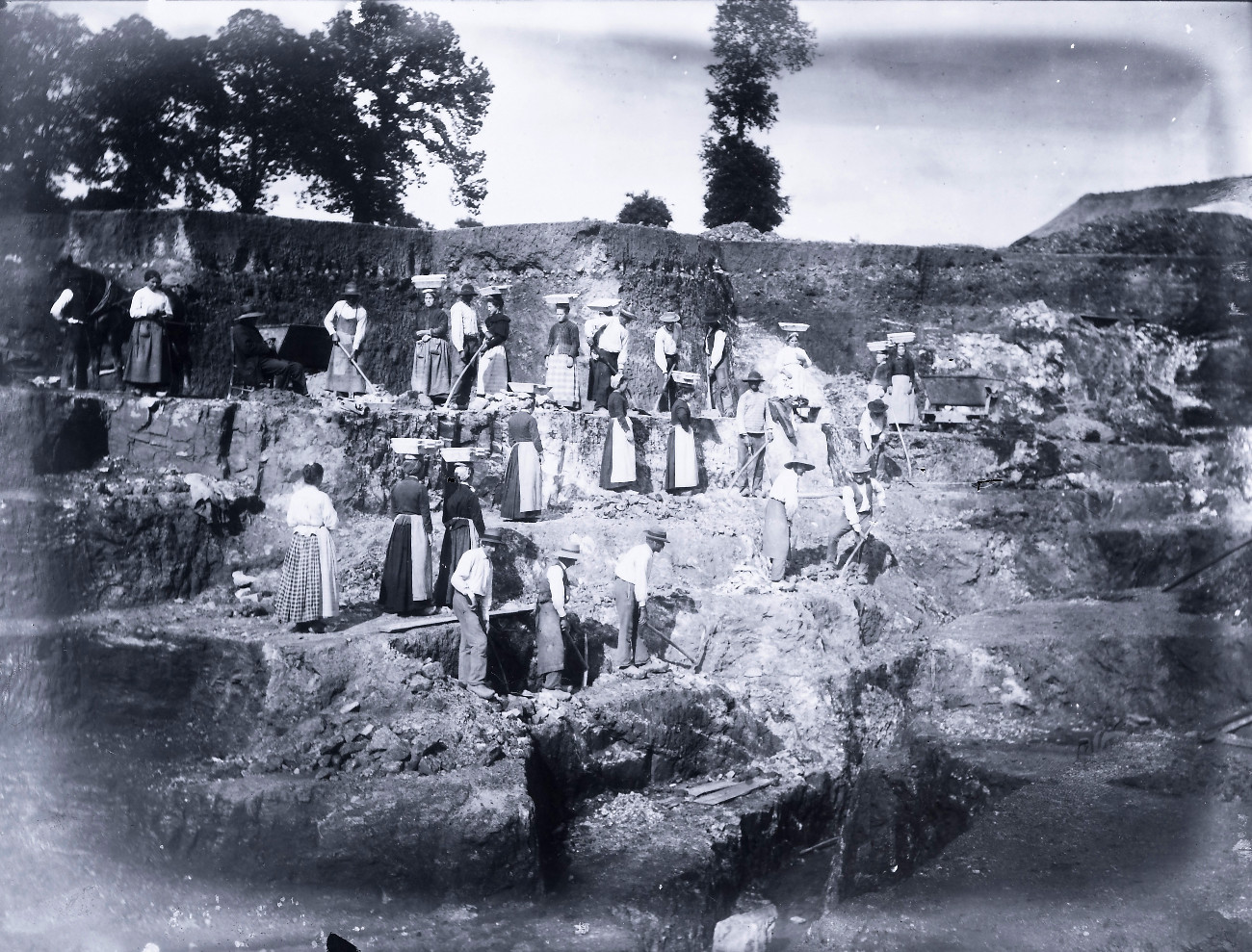 Carriere de kaolin l'extraction, Haute-Vienne, debut du XXe siecle © Manufacture Royal Limoges. Musee national Adrien Dubouche