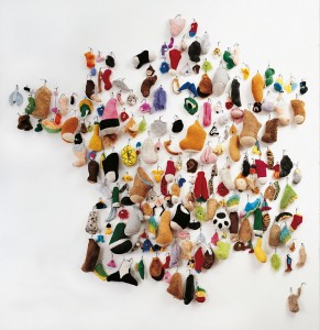 Annette MESSAGER, Faire des cartes de France, 2006, tissu, fibre végétale, métal, Villeneuve d’Ascq, LaM - Musée d'art moderne, d'art contemporain et d’art brut © Philippe Bernard / Adagp, Paris, 2026