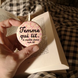 Femme qui lit à moitié dans son lit © La Maculée Conception