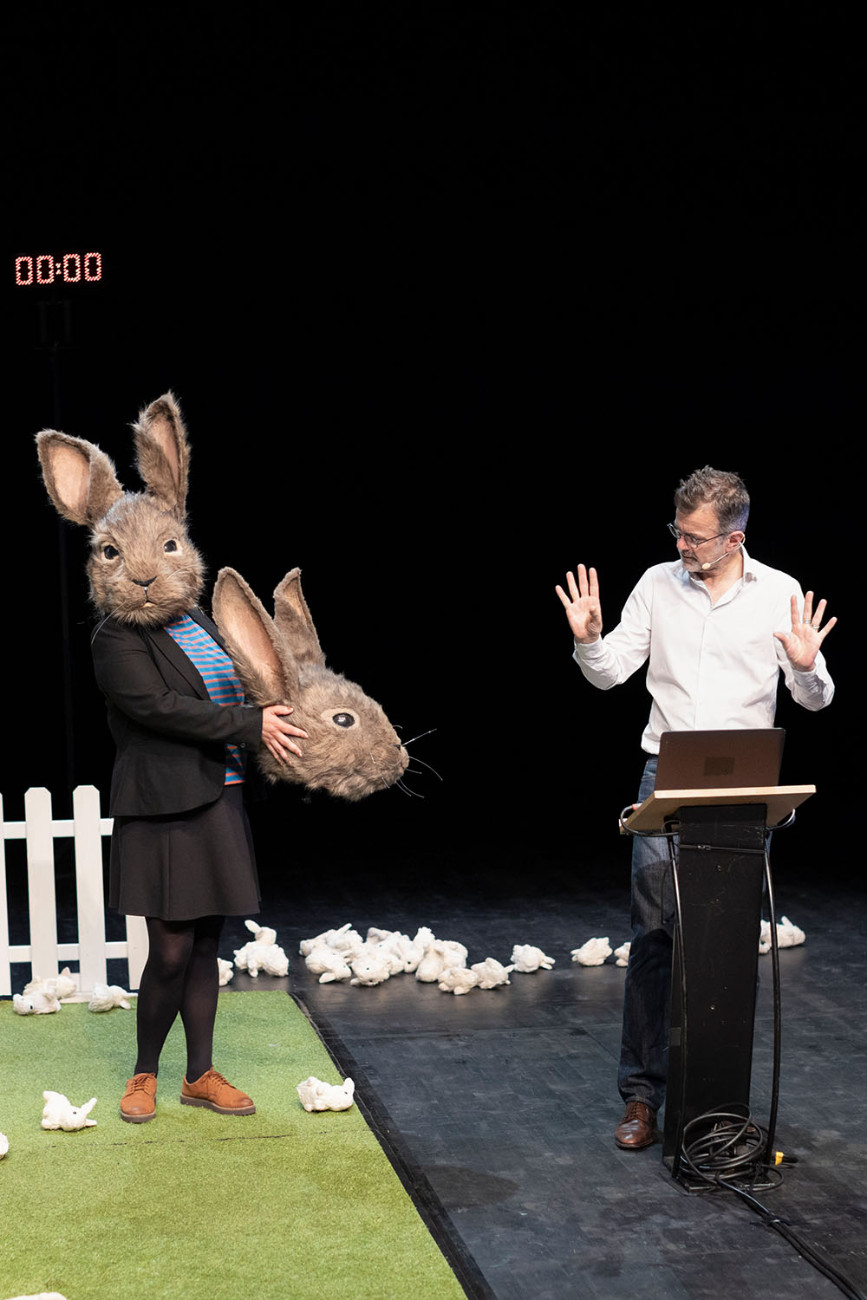 Le Problème lapin Le problème lapin – Cartographie 7. Un spectacle de Frédéric Ferrer et Hélène Schwartz - compagnie Vertical Détour. Le vendredi 26 mai au ZEF, scène nationale de Marseille. Photographies de Vincent Beaume. Le problème lapin – Cartographie 7. Un spectacle de Frédéric Ferrer et Hélène Schwartz - compagnie Vertical Détour. Le vendredi 26 mai au ZEF, scène nationale de Marseille. Photographies de Vincent Beaume.