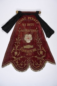 Anonyme
Ni Dieu Ni Maîtres, bannière de La Libre Pensée Roubaisienne, 1879
Textile
H. 127 ; L. 113,5 cm
© Alain Leprince, Roubaix, La Piscine – Musée d’art et d’Industrie André Diligent