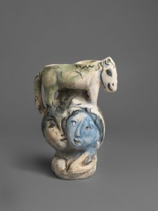 Marc Chagall	Les Amoureux et la Bête	1957	Terre blanche, décor aux engobes et aux oxydes, gravé à la pointe sèche	34 x 24 x 17 cm
poids : 2,651 kg	Collection particulière	©Fabrice Gousset/ © SABAM 2026